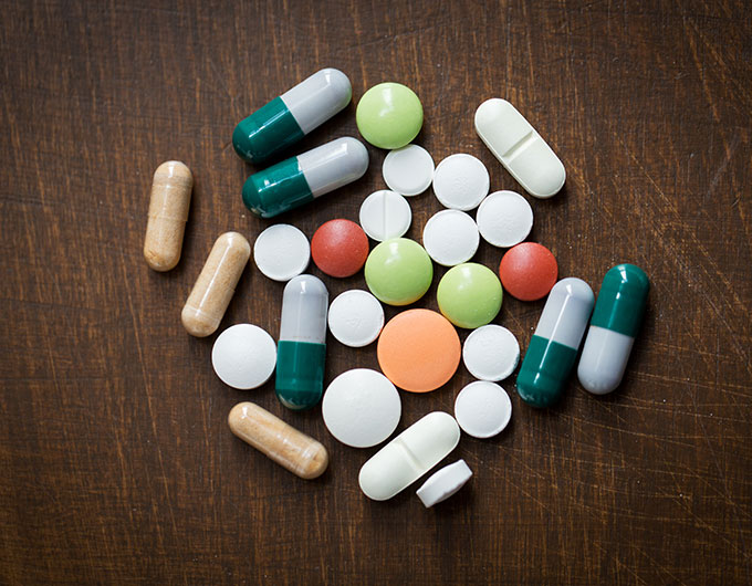 Can there be adverse interactions between dietary supplements and prescription drugs?